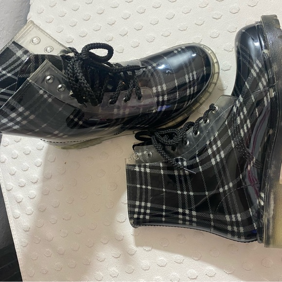 DIRTY LAUNDRY BY CHINESE LAUNDRY WOMEN'S ROADIE RAIN BOOT - Picture 15 of 16